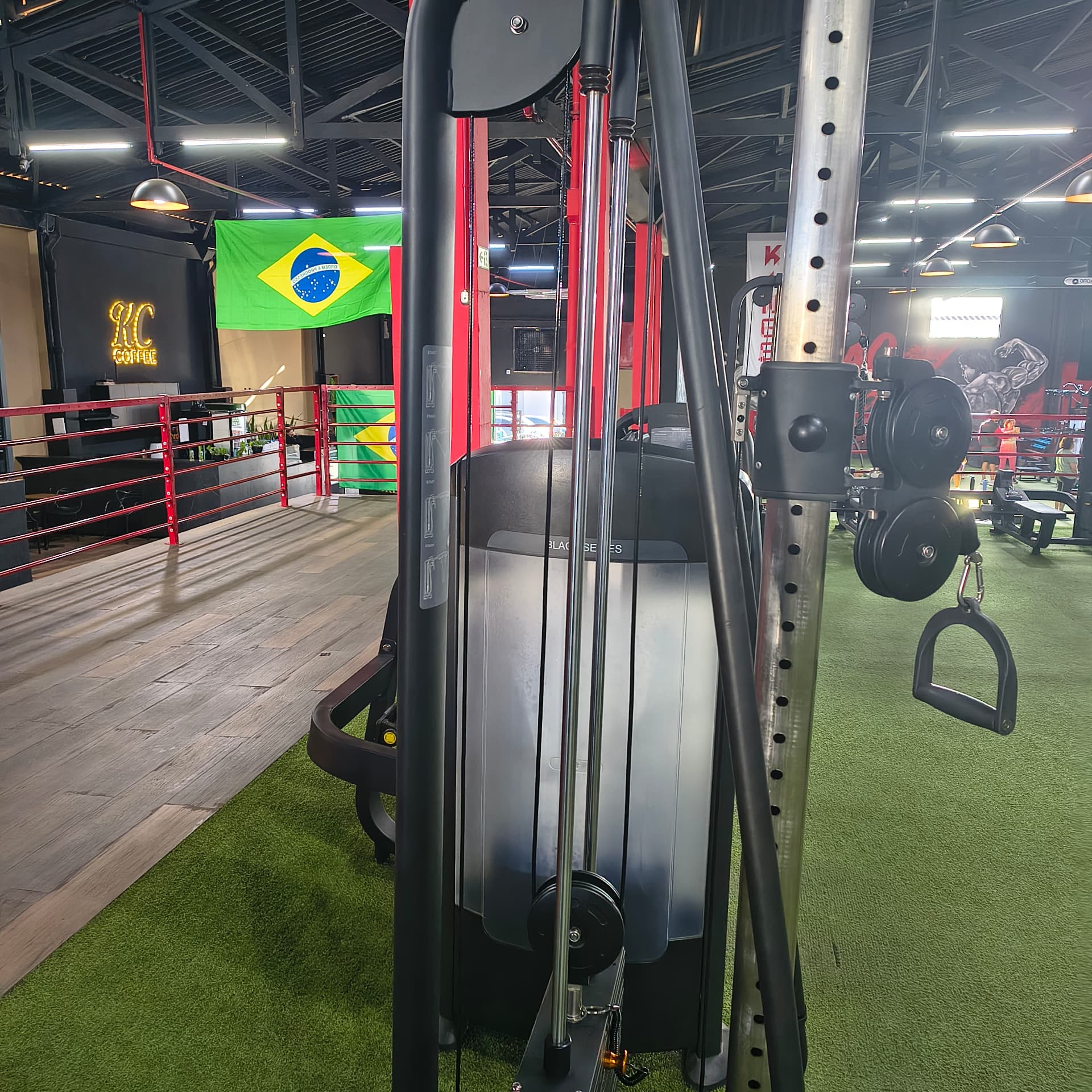 Equipamento de musculação na área funcional da academia