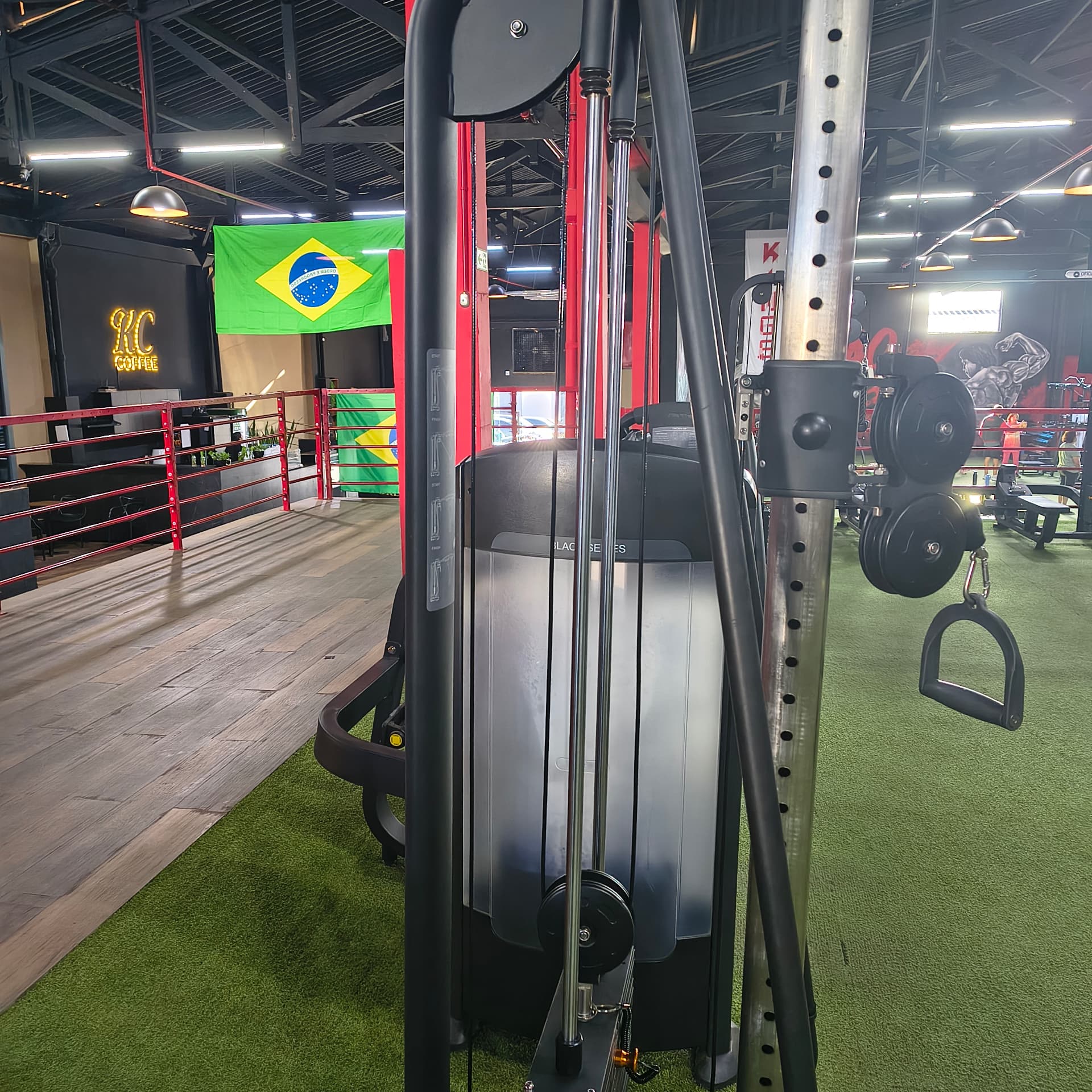 Máquina de cabos próxima à bandeira do Brasil